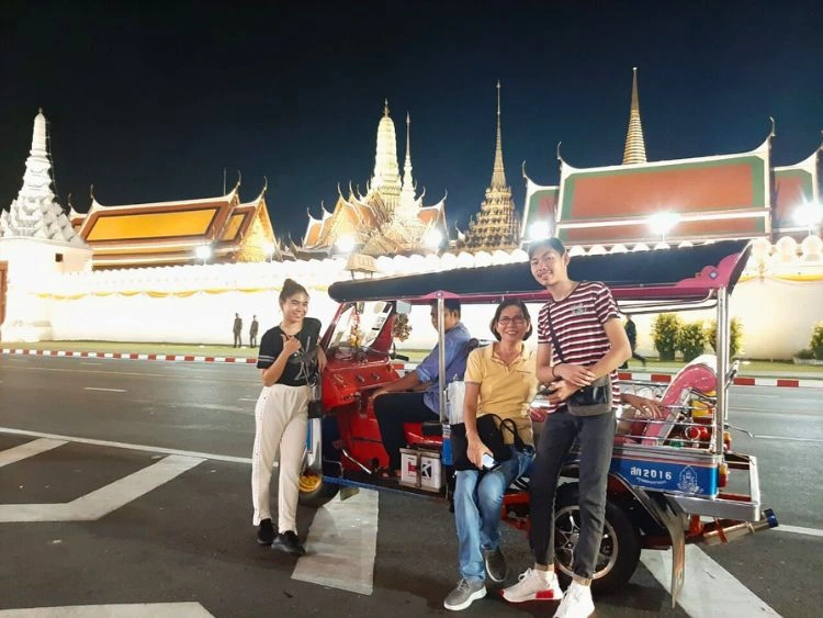 Private Bangkok Tuk Tuk Tour with Dinner Delight